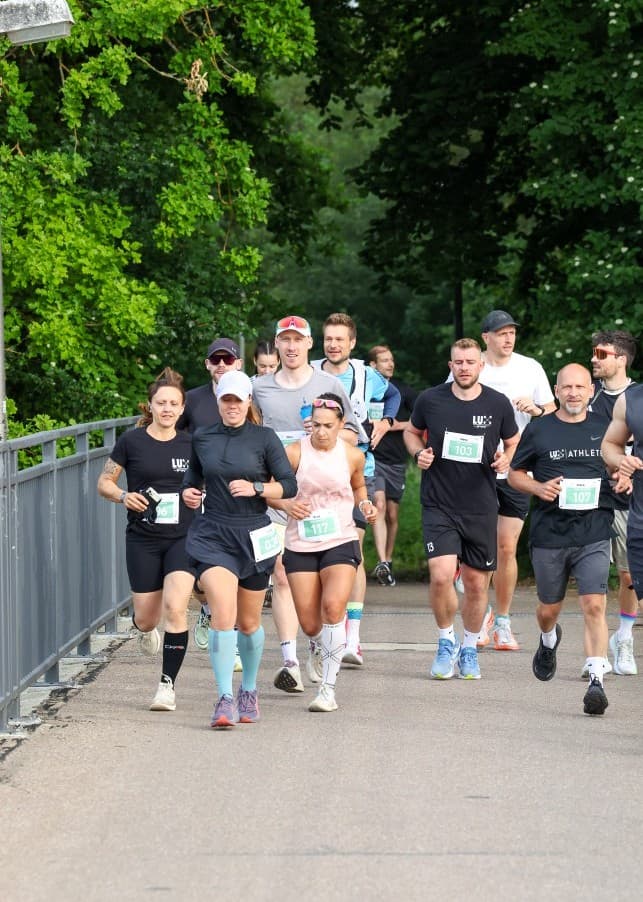 Gruppe Läuferinnen und Läufer auf der Brücke