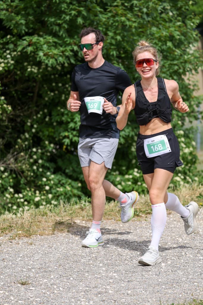 Eva und Mitläufer auf dem Kiesweg